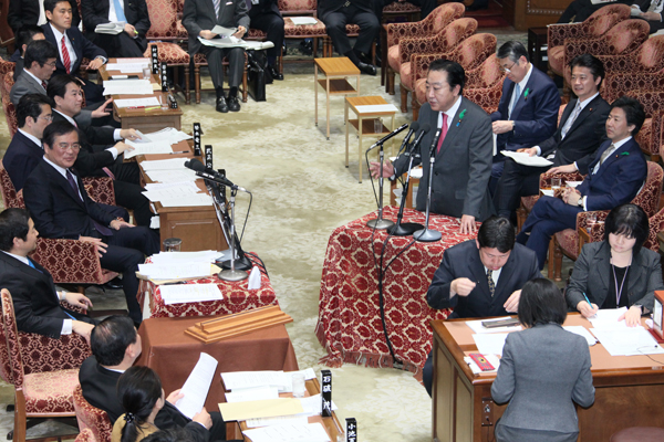 野田总理出席了众议院预算委员会。