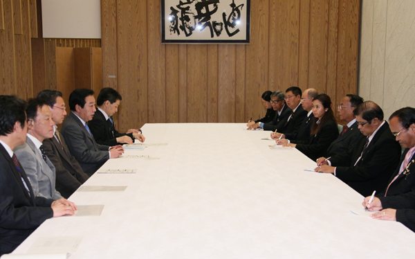 野田总理在总理大臣官邸接受了缅甸联邦共和国民族院（上院）议长吴钦昂敏的拜会。