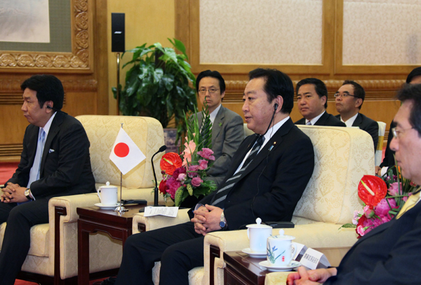 为出席日中韩领导人会议正在中华人民共和国北京访问的野田总理与中华人民共和国国家主席胡锦涛和大韩民国总统李明博举行了会谈。