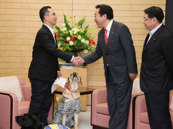 野田总理在总理官邸接受了残疾人辅助犬使用者的拜会。