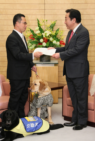 野田总理在总理官邸接受了残疾人辅助犬使用者的拜会。