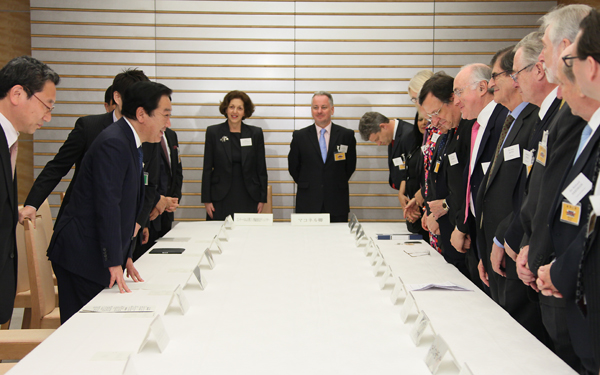 野田总理在总理官邸接受了迈克尔•霍华德勋爵等日英二十一世纪委员会英方委员的拜会。