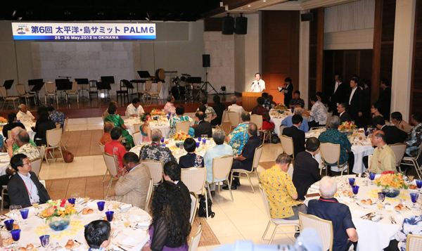 野田总理为了出席在冲绳县名护市举行的第六次太平洋岛屿峰会访问了冲绳县。