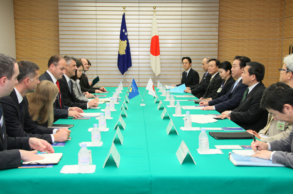 野田总理在总理官邸与科索沃共和国总理哈辛・塔奇举行了会谈。