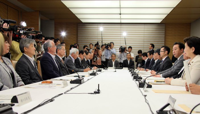 野田总理在总理官邸召开了雇佣战略对话第八次会议。