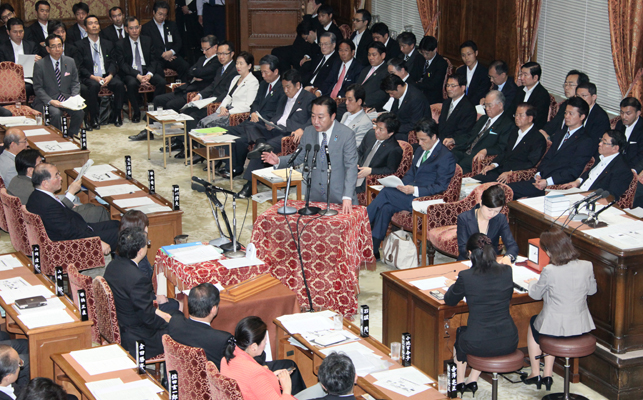 野田总理出席了众议院预算委员会。