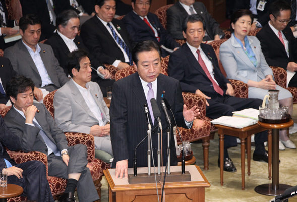 野田总理出席了参议院预算委员会。