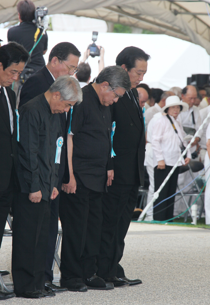 野田总理于冲绳县慰灵日的2012年6月23日，为了出席由冲绳县在丝满市和平祈念公园主办的“冲绳全体战殁者追悼仪式”，访问了冲绳县。