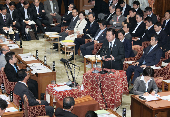 野田总理出席了众议院预算委员会。