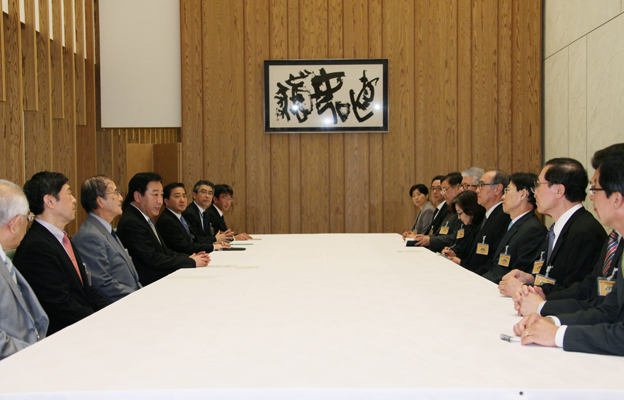 野田总理在总理大臣官邸接受了“东京・首尔论坛”相关成员的拜会。