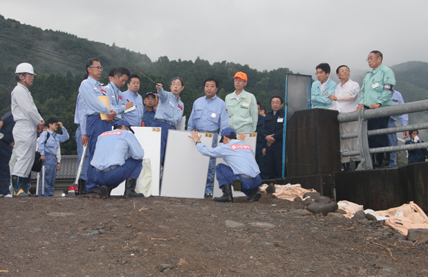 野田总理访问了九州北部豪雨灾区。