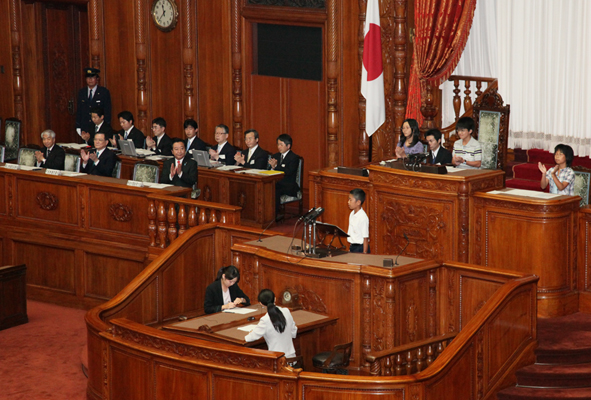 野田总理出席了儿童国会。