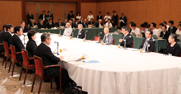 野田总理出席了在广岛市中区和平纪念公园举行的广岛市原子弹爆炸遇难者悼念暨和平祈愿仪式。