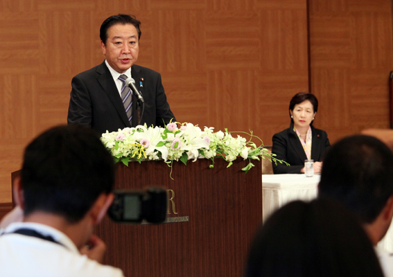 野田总理出席了在广岛市中区和平纪念公园举行的广岛市原子弹爆炸遇难者悼念暨和平祈愿仪式。