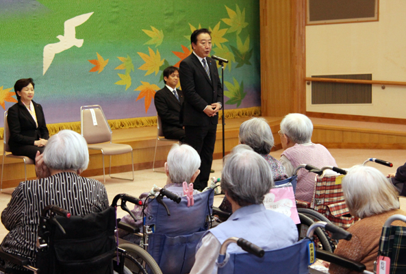 野田总理出席了在广岛市中区和平纪念公园举行的广岛市原子弹爆炸遇难者悼念暨和平祈愿仪式。