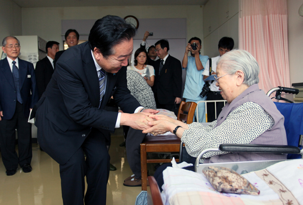 野田总理出席了在广岛市中区和平纪念公园举行的广岛市原子弹爆炸遇难者悼念暨和平祈愿仪式。