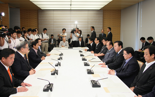 野田总理在总理大臣官邸出席了第1次邮政后续会议。