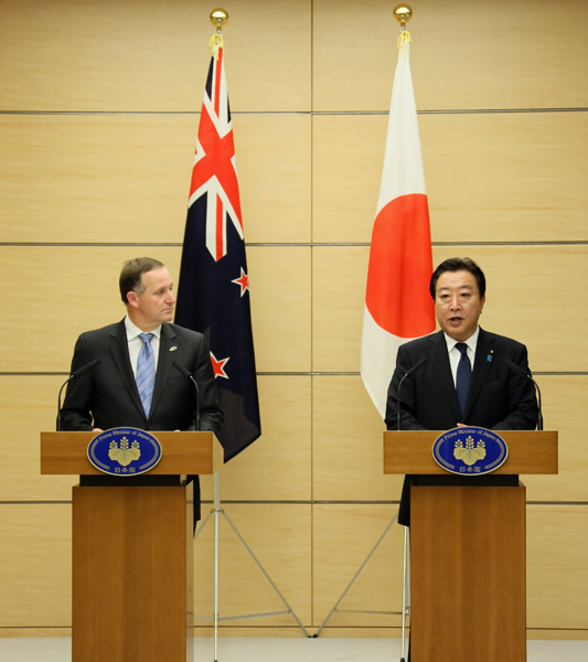 野田总理在总理大臣官邸与新西兰约翰•基总理举行了首脑会谈，然后共同举行了新闻发布。