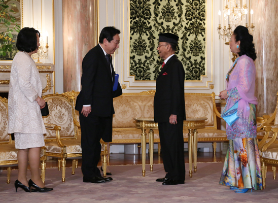 野田总理在赤坂迎宾馆拜会了马来西亚国王阿卜杜尔•哈利姆•慕阿扎姆•沙阿和王妃两位陛下。