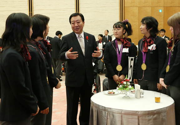 野田总理邀请伦敦残疾人奥林匹克运动会日本体育代表团到总理大臣官邸，举行了纪念品赠送仪式。