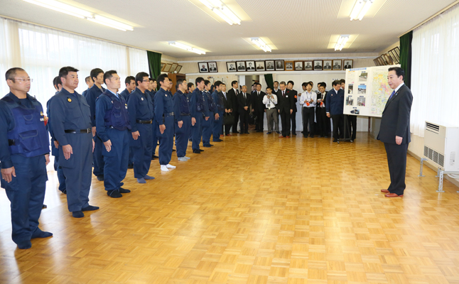 为了掌握东日本大地震受灾情况，野田总理访问了福岛县。