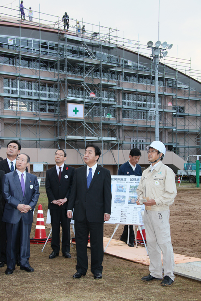 为了掌握东日本大地震受灾情况，野田总理访问了福岛县。