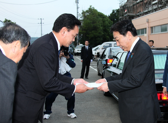 为了掌握东日本大地震受灾情况，野田总理访问了福岛县。