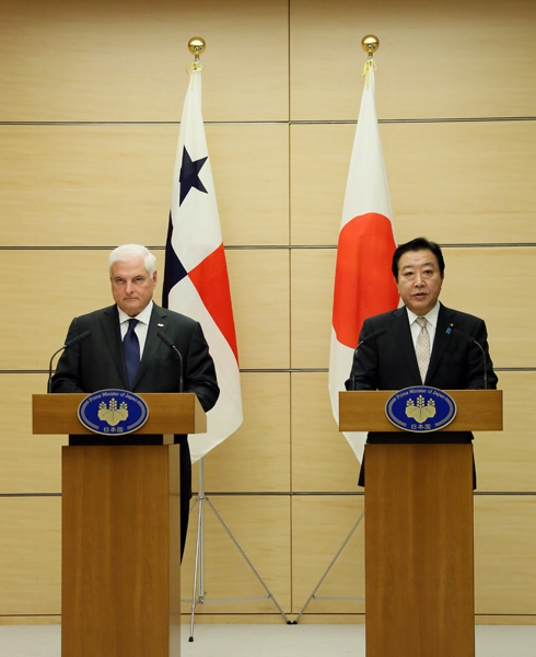 野田总理在总理大臣官邸与巴拿马共和国总统里卡多•马丁内利•贝罗卡举行了首脑会谈，然后共同举行了新闻发布。