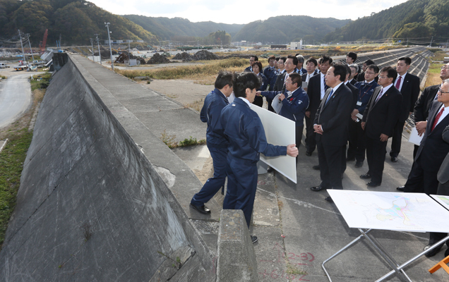 为了掌握东日本大地震受灾情况，野田总理访问了岩手县。