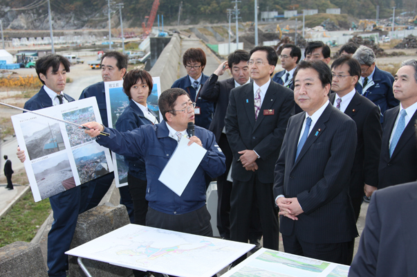 为了掌握东日本大地震受灾情况，野田总理访问了岩手县。