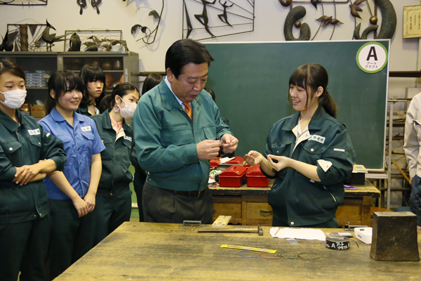 野田总理视察了东京都立工艺高中。