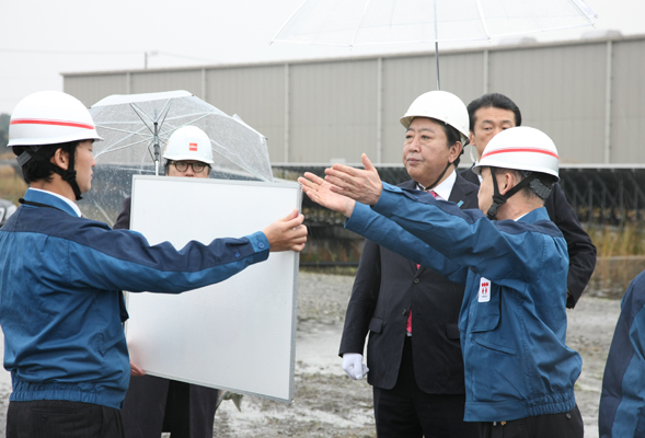 野田总理访问了位于神奈川县川崎市的扇岛发电站。