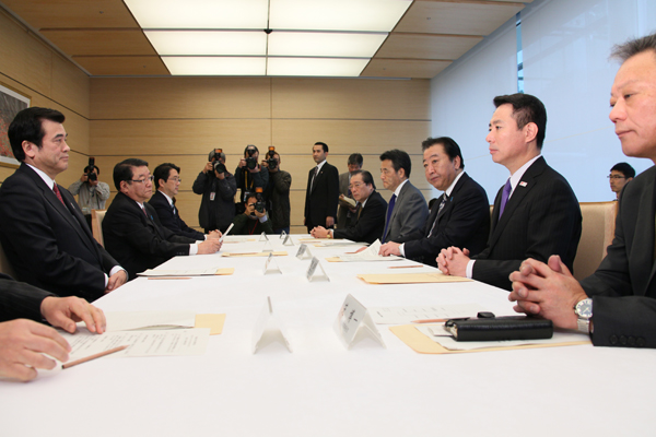 野田总理在总理大臣官邸出席了有关预算编制的阁僚委员会。