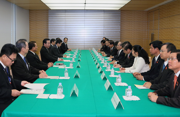 野田总理在总理大臣官邸接受了越南社会主义共和国国会主席阮生雄的拜会。