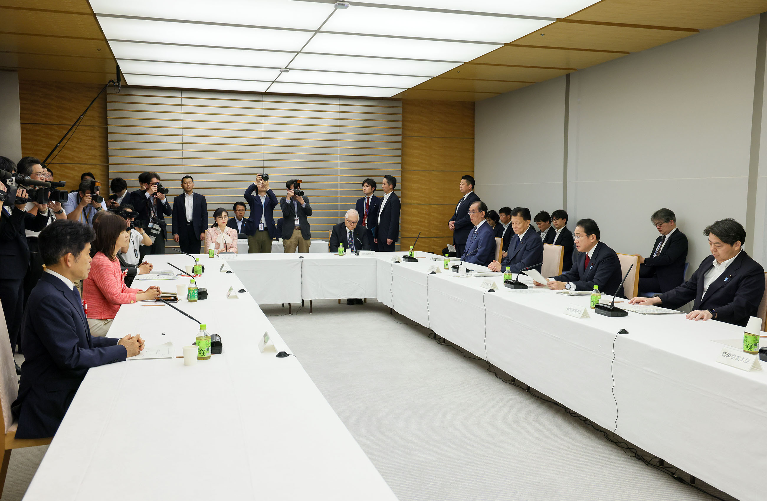 会議のまとめを行う岸田総理３