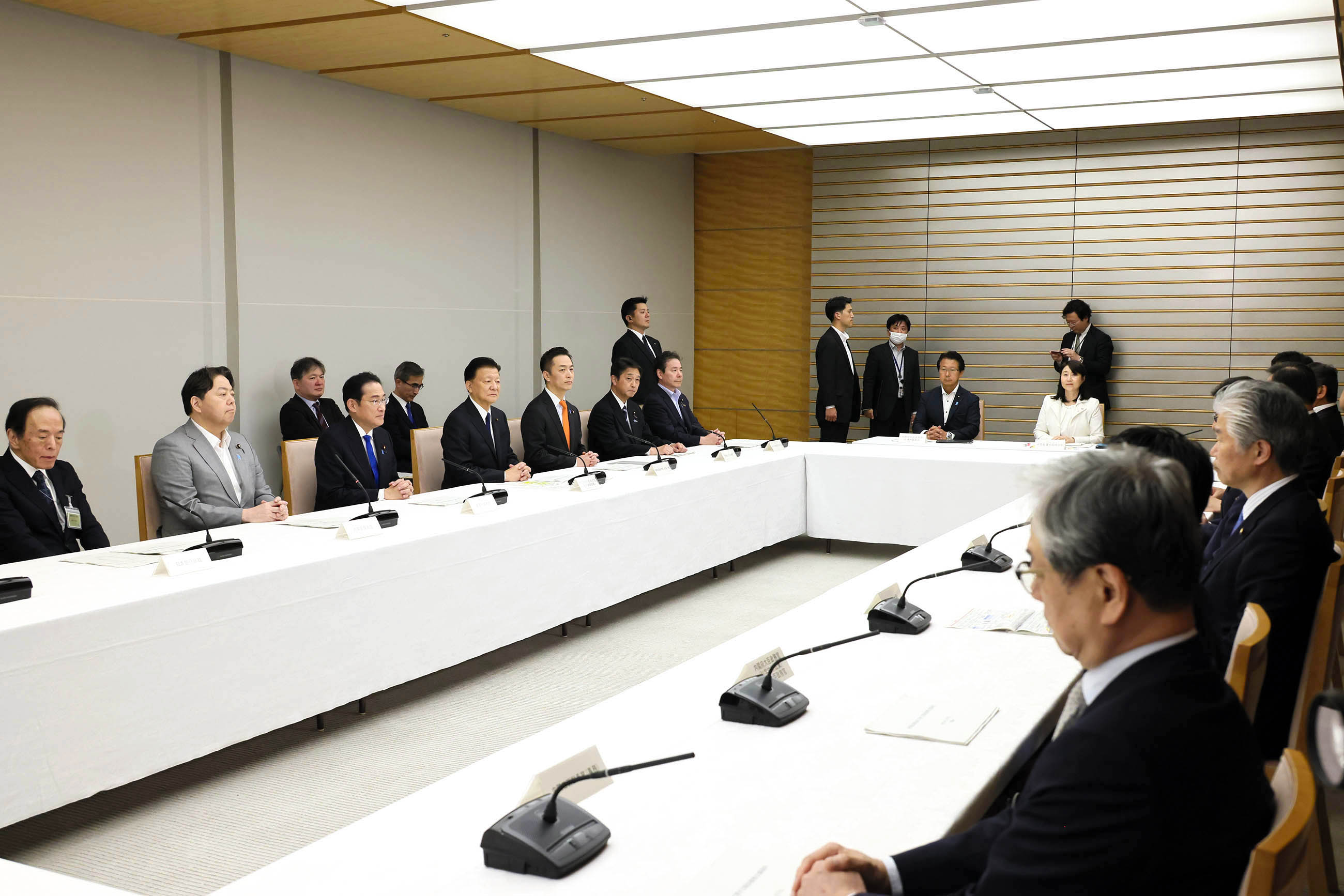 会議に臨む岸田総理５