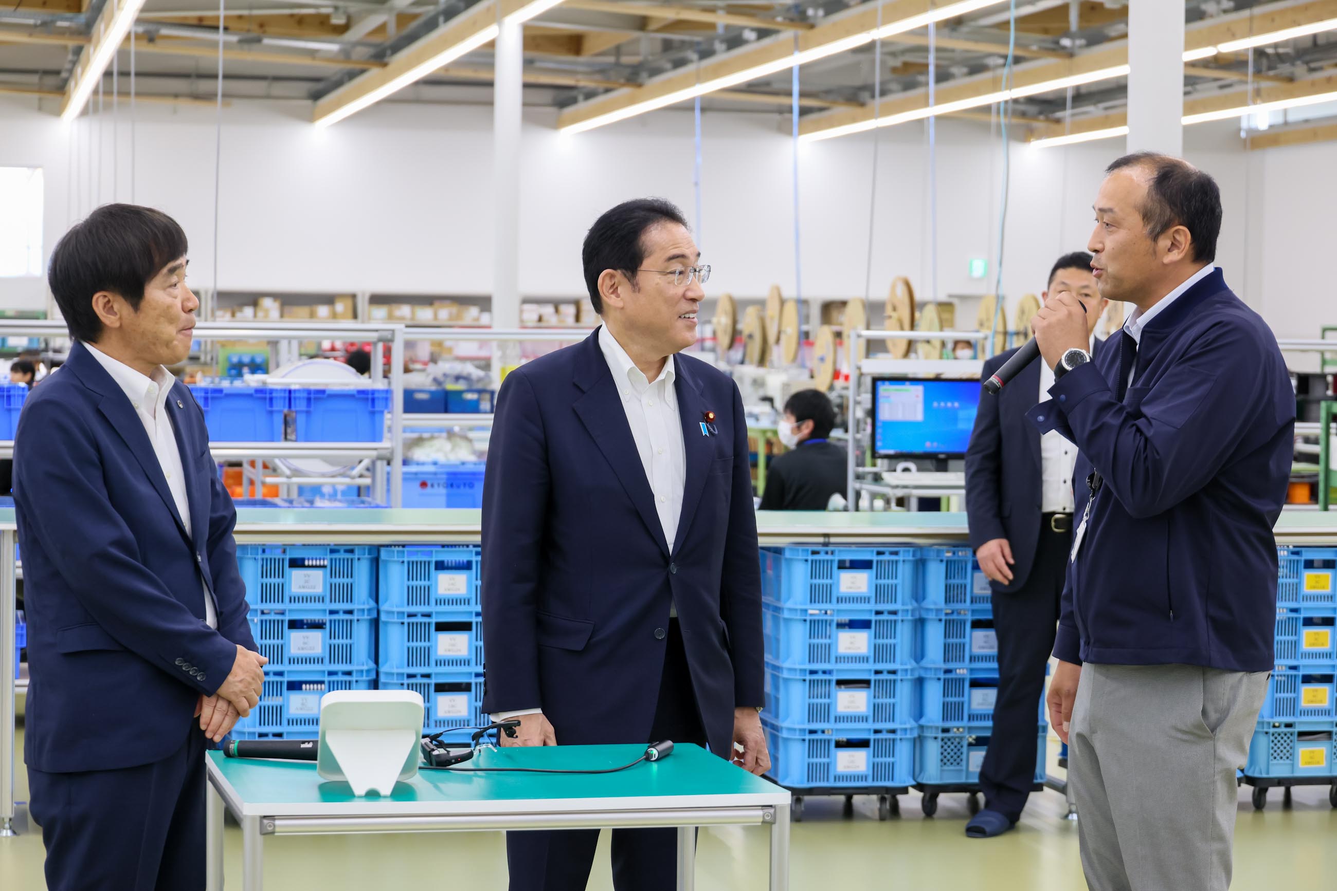電子部品を製造する企業を視察する岸田総理３