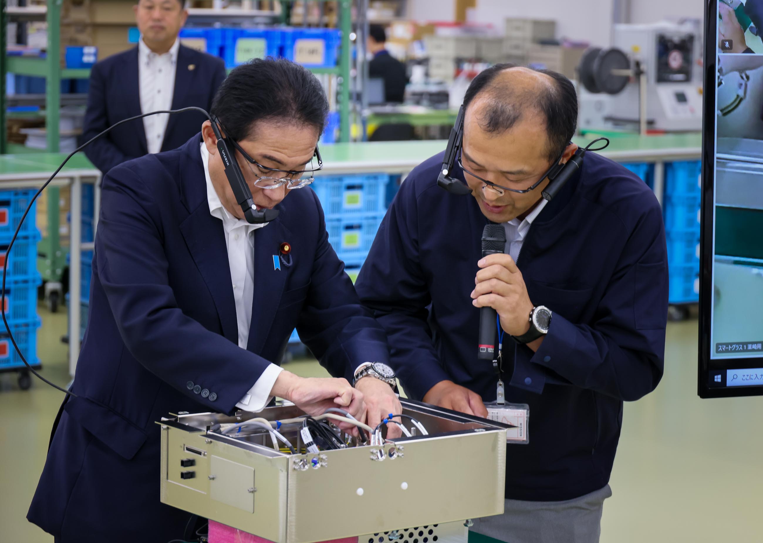 電子部品を製造する企業を視察する岸田総理４