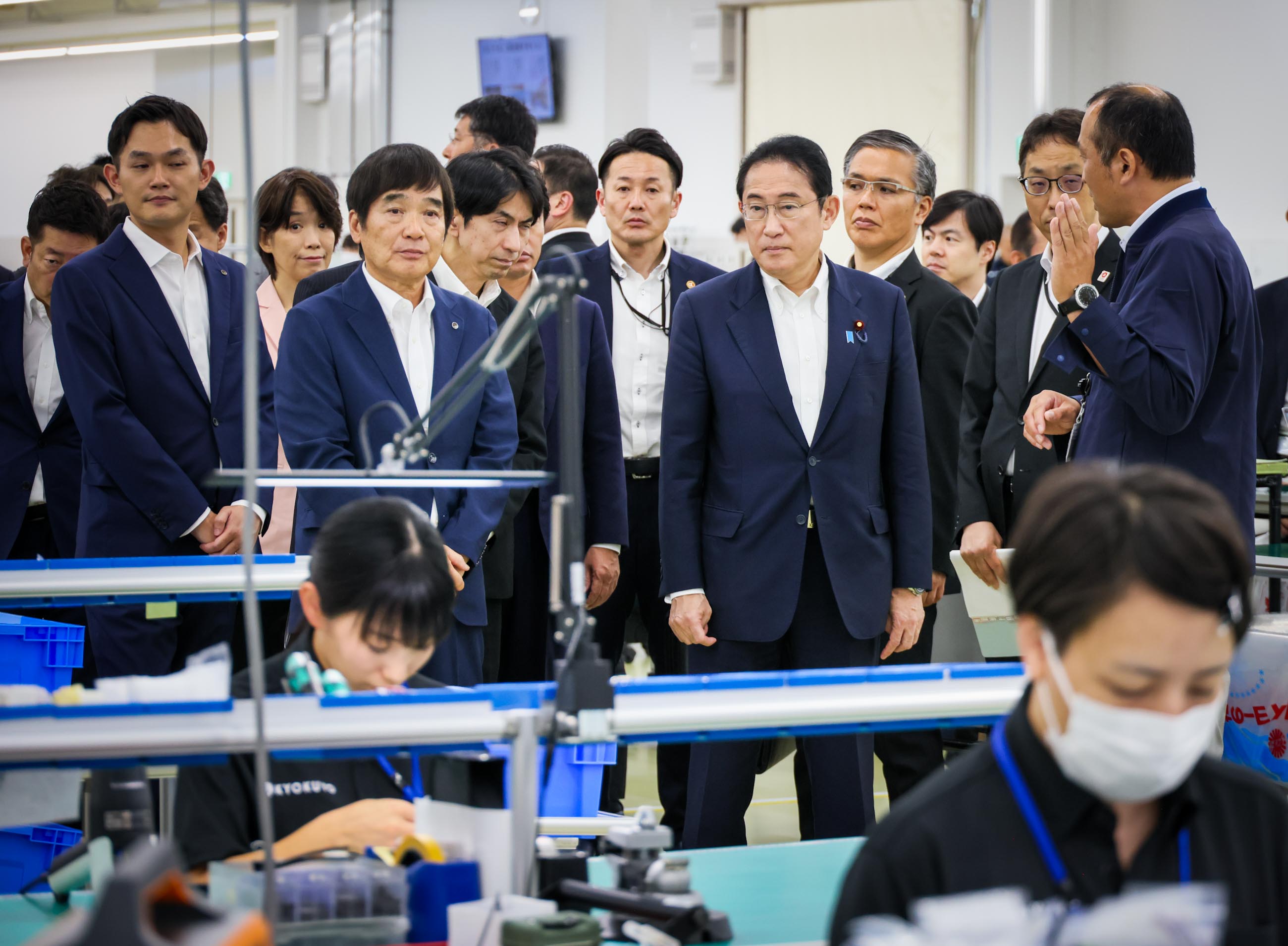 電子部品を製造する企業を視察する岸田総理５