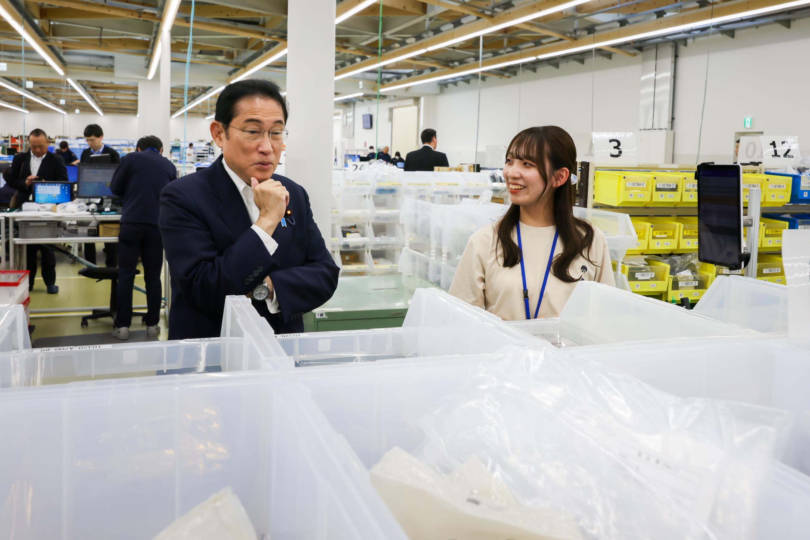 電子部品を製造する企業を視察する岸田総理６