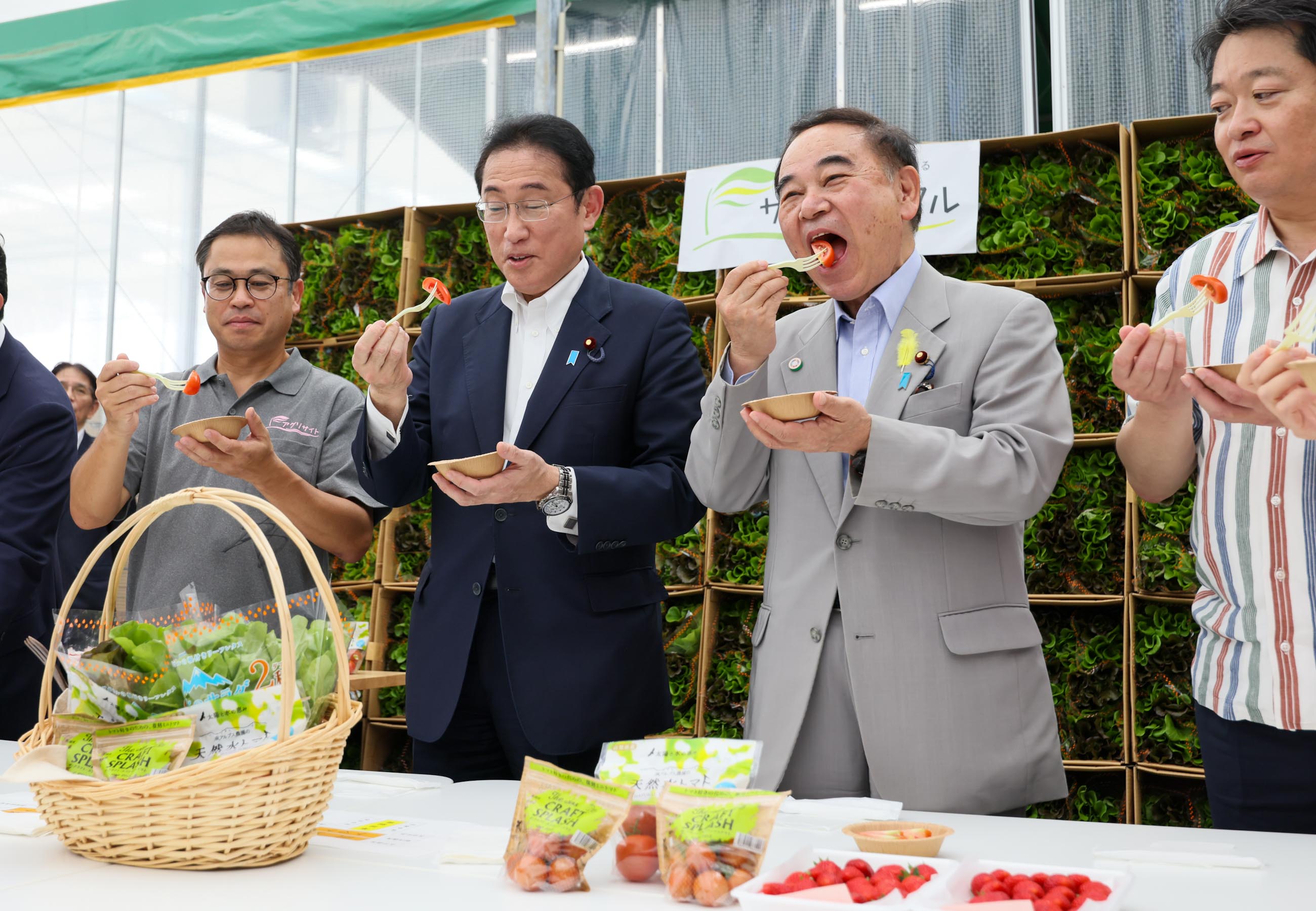 トマトを試食する岸田総理