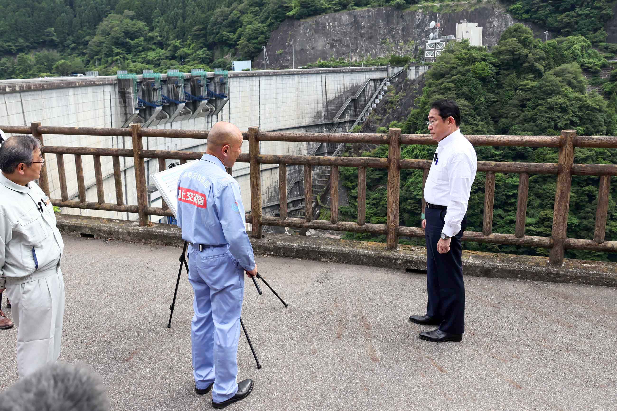 矢作ダムを視察する岸田総理１