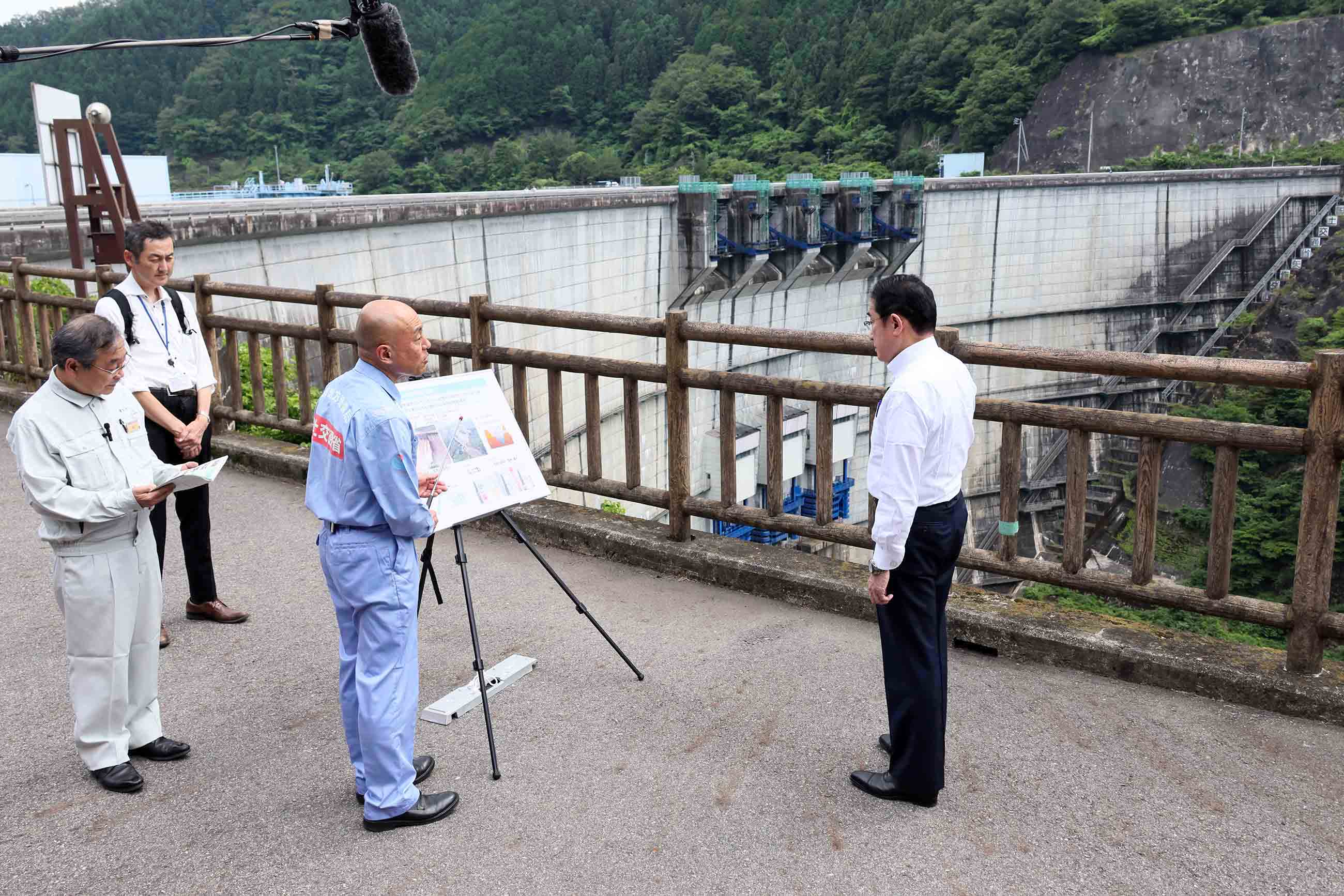 矢作ダムを視察する岸田総理２