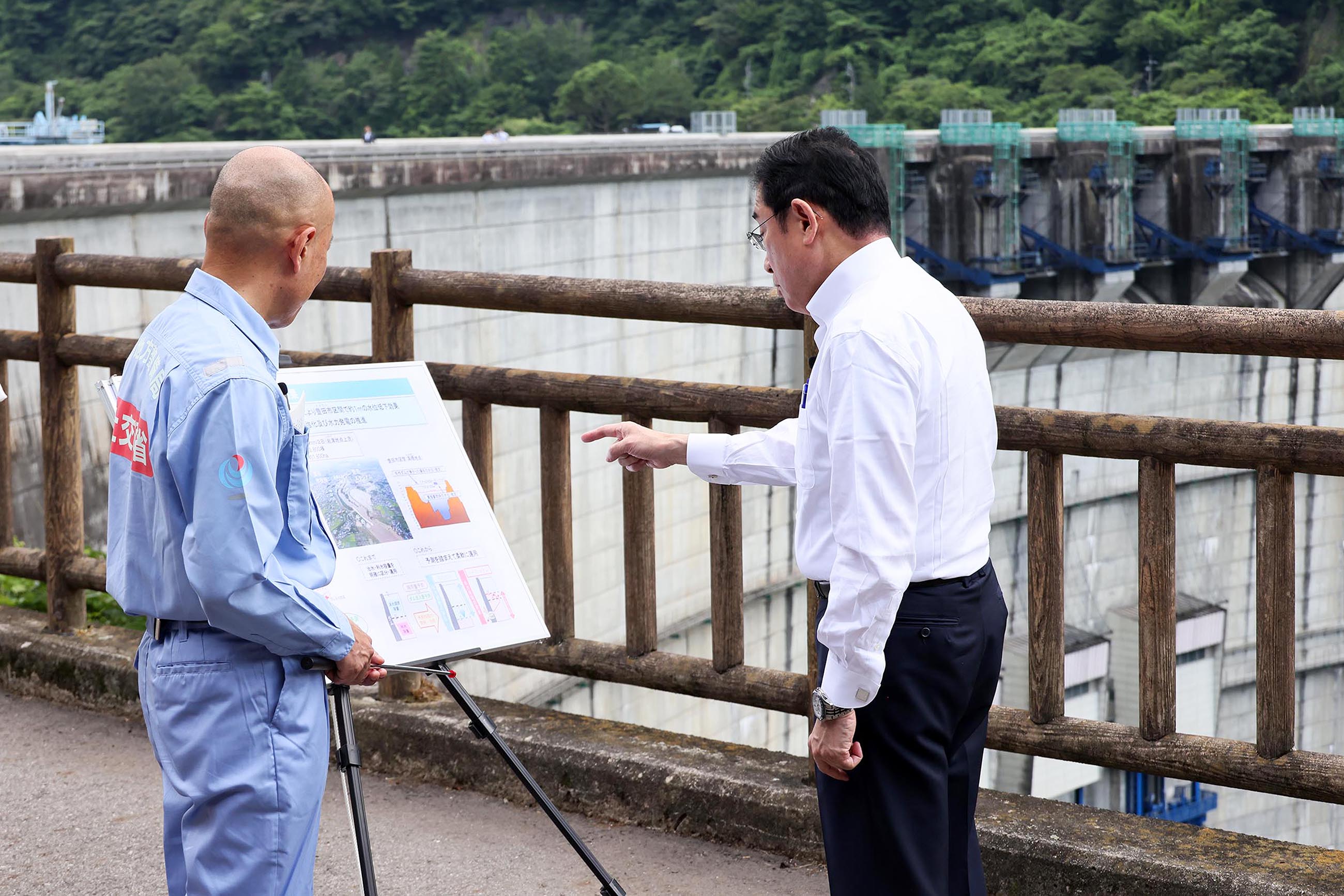 矢作ダムを視察する岸田総理３