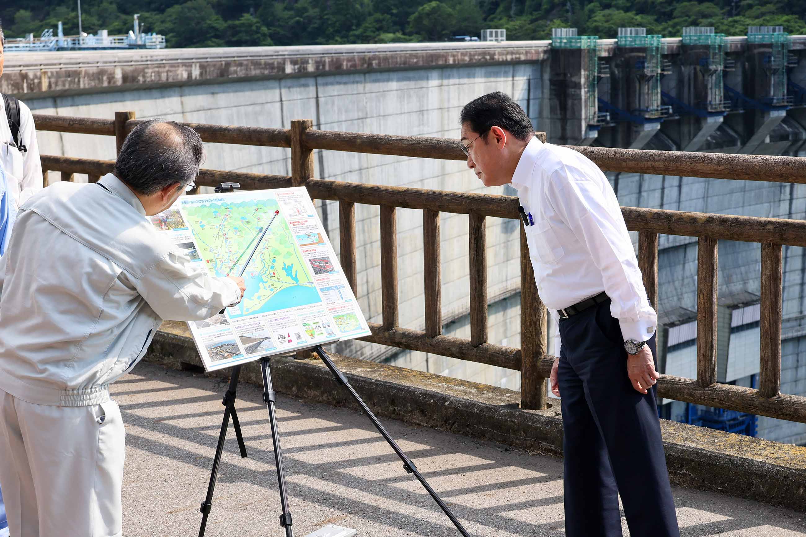 矢作ダムを視察する岸田総理５