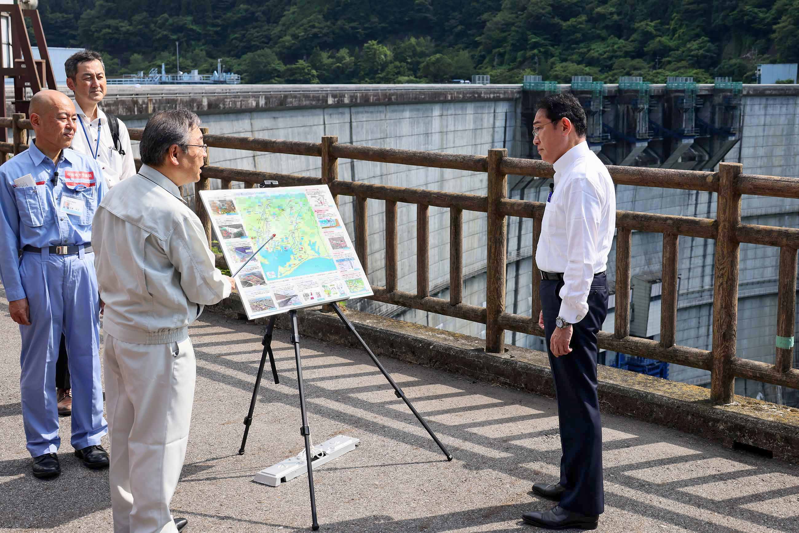 矢作ダムを視察する岸田総理６