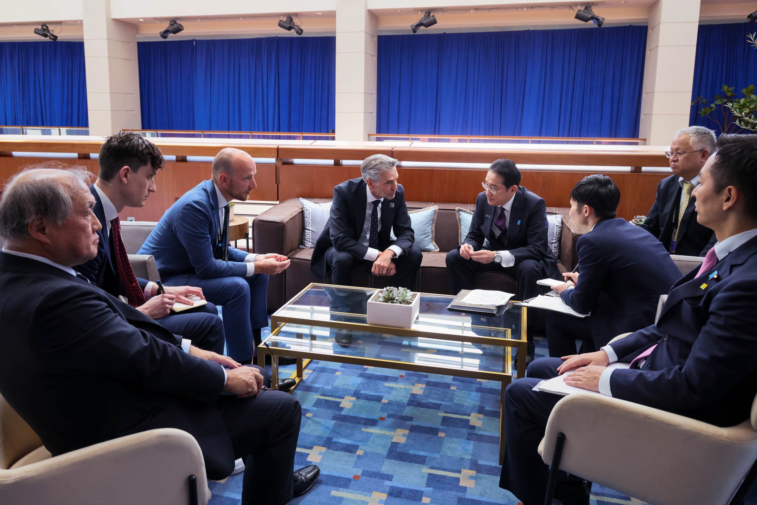 スホーフ・オランダ首相と会談する岸田総理１