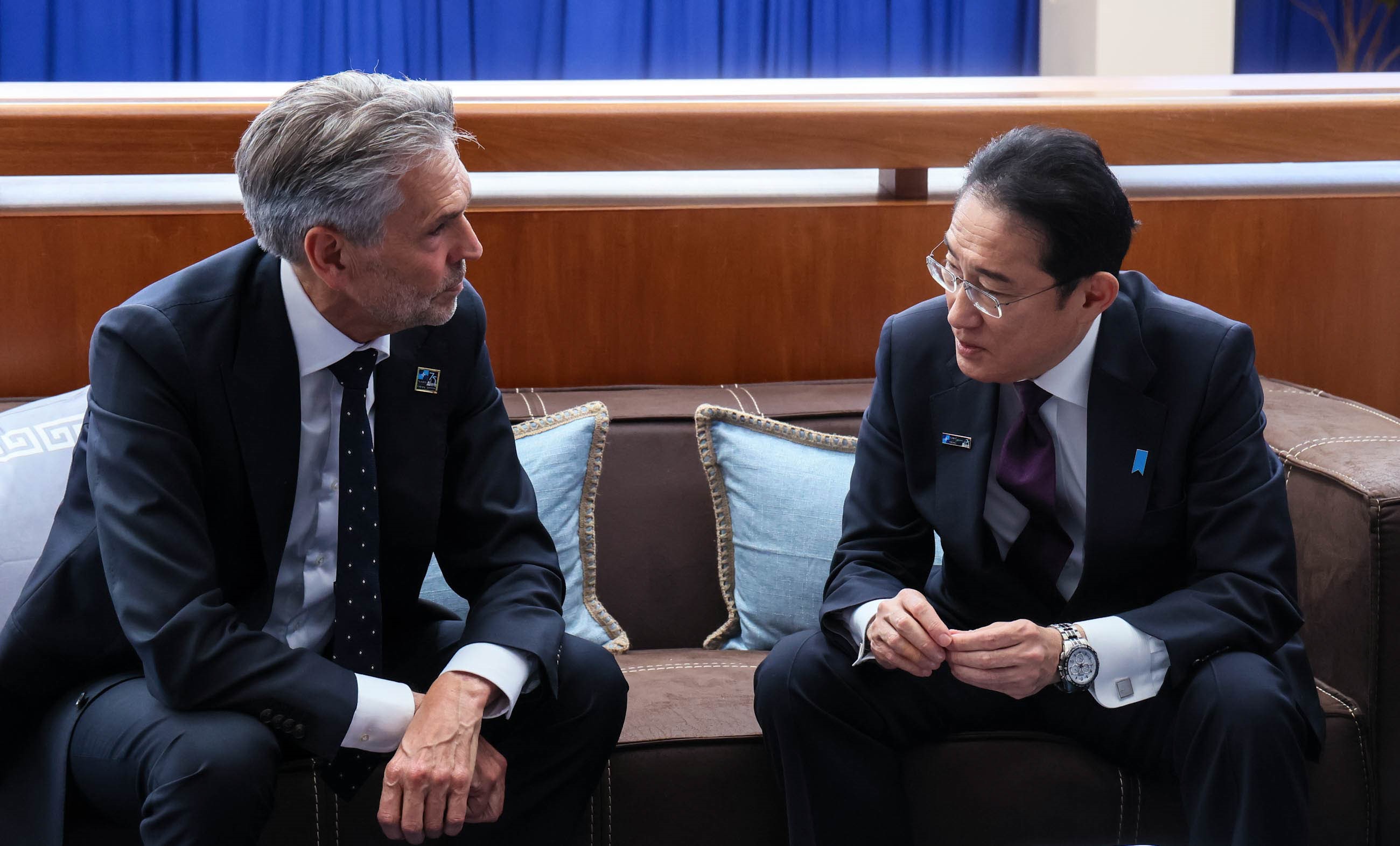 スホーフ・オランダ首相と会談する岸田総理２