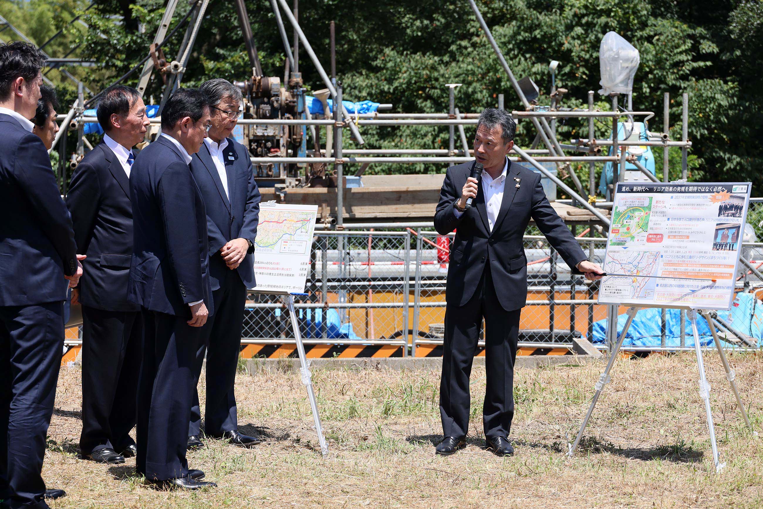 リニア中央新幹線ボーリング調査箇所を視察する岸田総理２