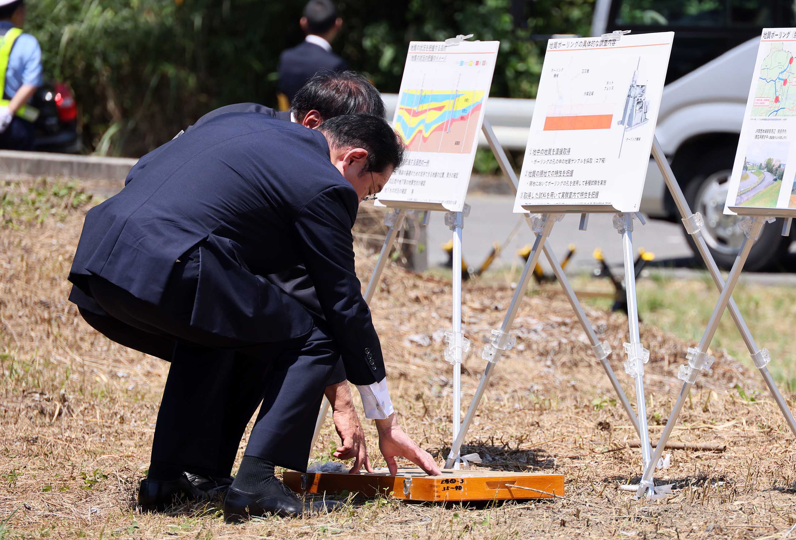 リニア中央新幹線ボーリング調査箇所を視察する岸田総理４
